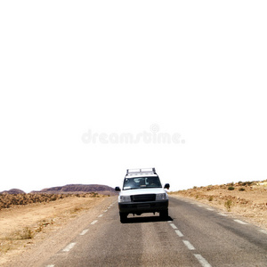 吉普车穿越非洲沙漠