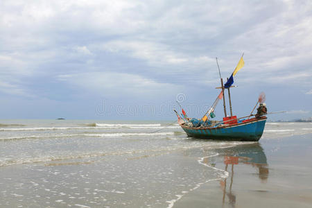小木船停泊在沙滩上