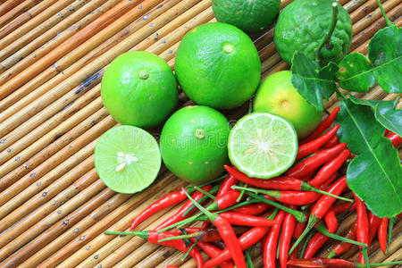 红辣椒,酸橙和卡菲尔酸橙照片