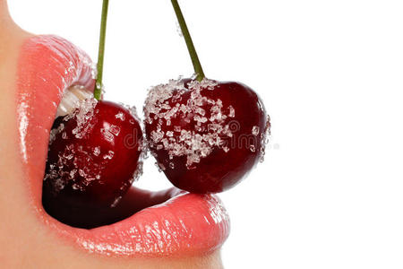 美丽的女人吃樱桃图片
