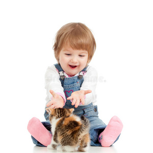 有趣的小孩玩小猫