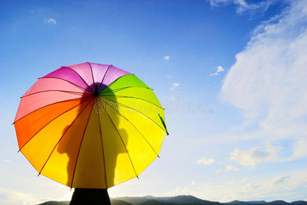影子五彩伞女照片