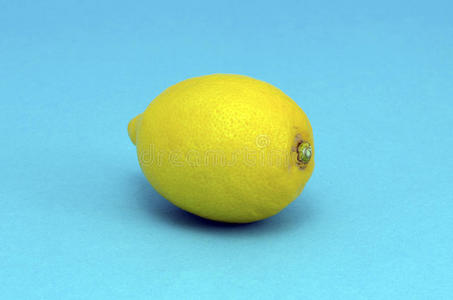 蓝色背景柠檬热水果特写