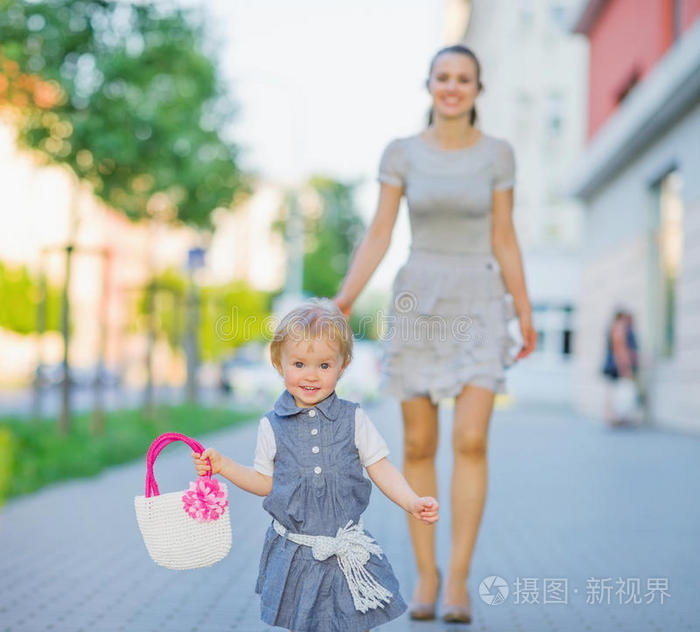 快乐宝宝与妈妈在城市散步