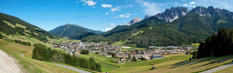 阿尔卑斯山小村庄全景图片