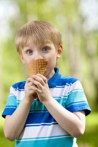 有趣的孩子在户外吃美味的冰淇淋