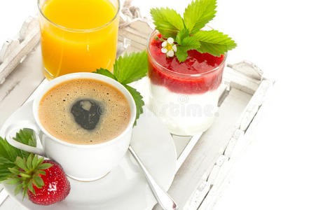 咖啡橙汁和草莓酸奶