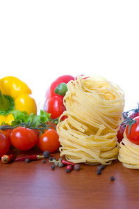 意大利面和新鲜蔬菜图片