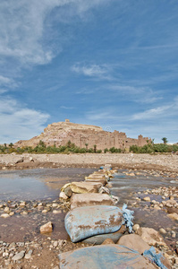 摩洛哥ait ben haddou附近的ounila河