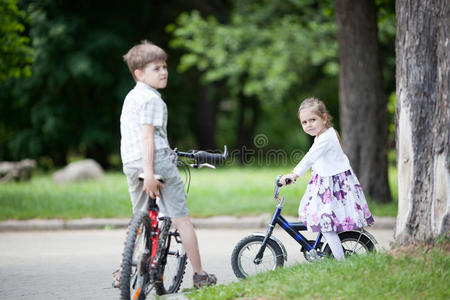 兄弟姐妹骑自行车