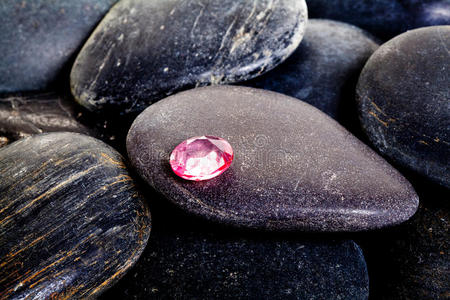 白金粉石头上的粉红色水晶钻石照片