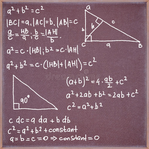 有公式和方程式的黑板。