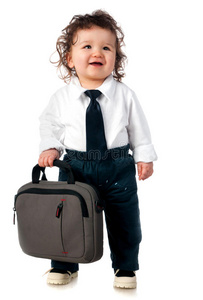 一个带着包的孩子穿着正装