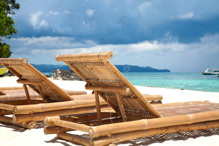 沙滩上的木制躺椅