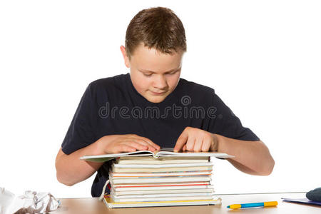 青少年在研究他的家庭作业图片