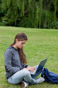 年轻女子在笔记本电脑上打字