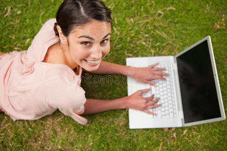 女性使用笔记本电脑时向上看