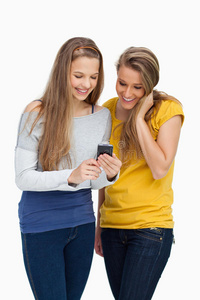两名女生边看手机边笑图片