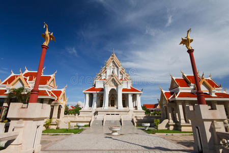古老的泰国寺庙和美丽的蓝天
