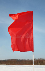 红旗在天空的背景下迎风飘扬图片