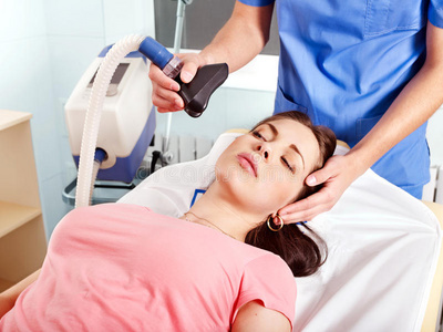 病人在医院戴着麻醉面罩.照片