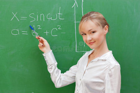 学生在黑板上展示公式