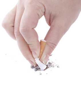 在教会里的 candels蜡烛在风中从烟吹灭红蜡烛掐灭香烟的手烛花剪蜡烛