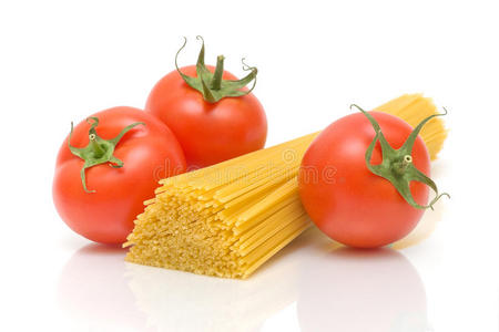 白底西红柿和意大利面特写