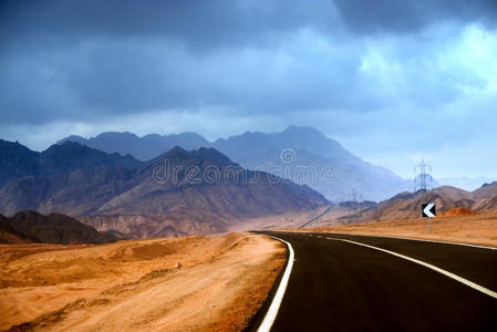 山地沙漠中的道路