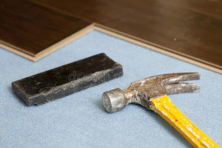 新强化木地板的锤子和木块