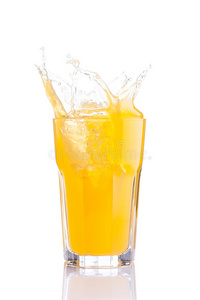 在一杯橙汁汽水里洒上冰块冰镇草莓代奎里成熟的草莓在柳条篮子里的木