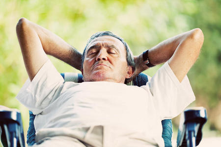 午睡午睡老人照片