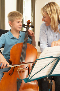音乐课大提琴男孩