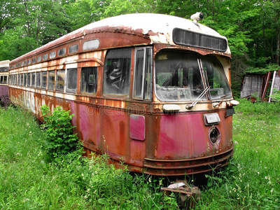 老旧生锈的城市有轨电车照片