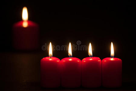 一组在黑暗中燃烧的红蜡烛