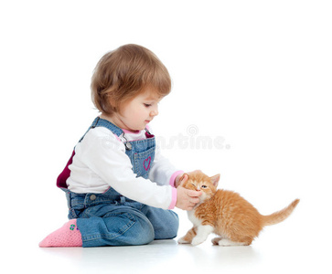可爱的小孩和小猫玩