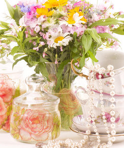 优雅的茶杯和鲜花