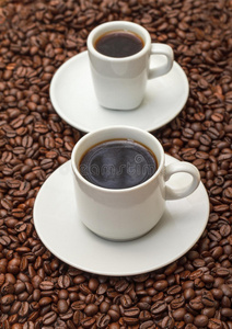 咖啡豆上的热咖啡杯