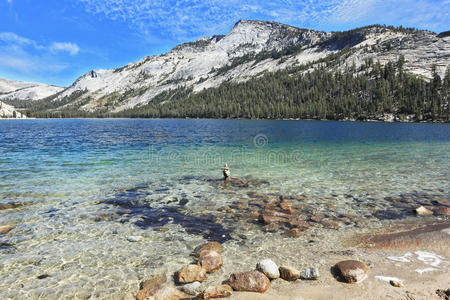 蒂奥加湖在山间的一个山谷里