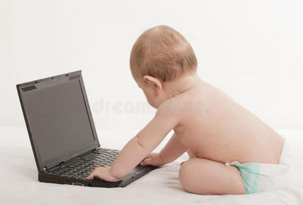 带笔记本电脑的宝宝