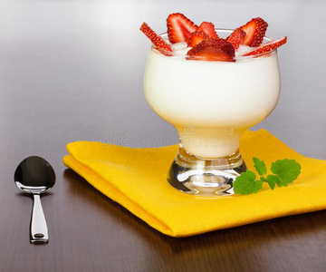 黄餐巾上的草莓片酸奶图片