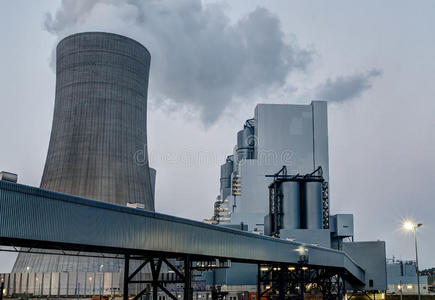 黄昏的化石能源发电厂图片