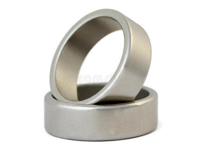 两个银色金属环