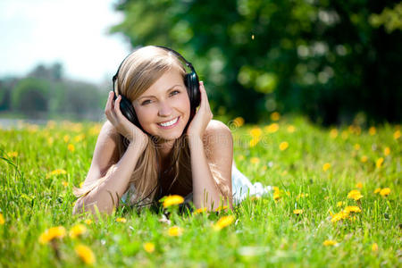 用耳机听音乐的女人