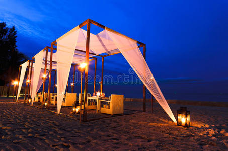 浪漫的海滩晚餐，黄昏时分