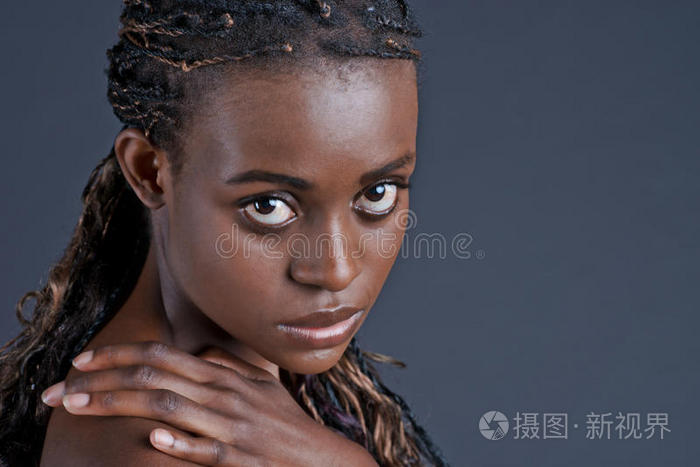一个年轻漂亮的黑人女人看着你的眼睛