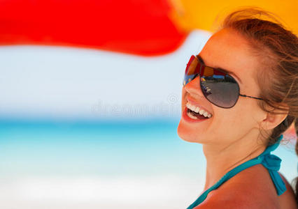 海滩上微笑的女人的画像