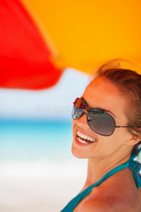 海滩上微笑的女人的画像