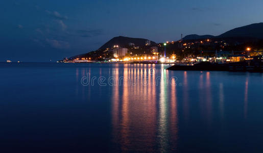 夜晚海边的城市