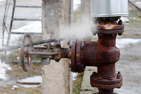 生锈的大阀门坏了.照片